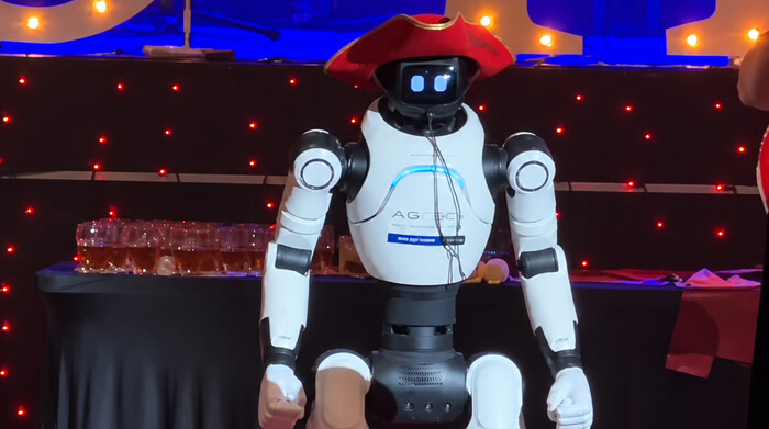 Budějce jsou zase v něčem první! Na našem prvním plese sezóny zahájil šerpování robot Jack!