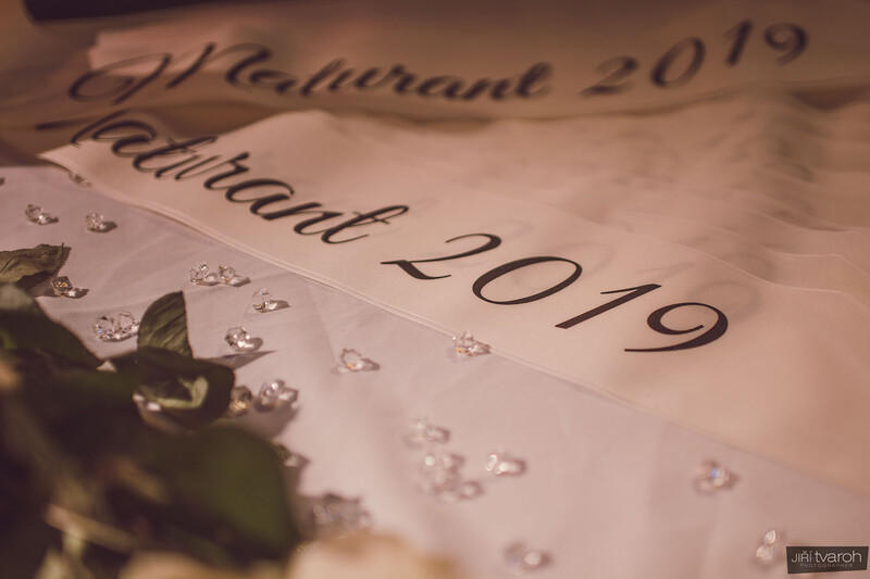 Skleničky, šerpy, trika